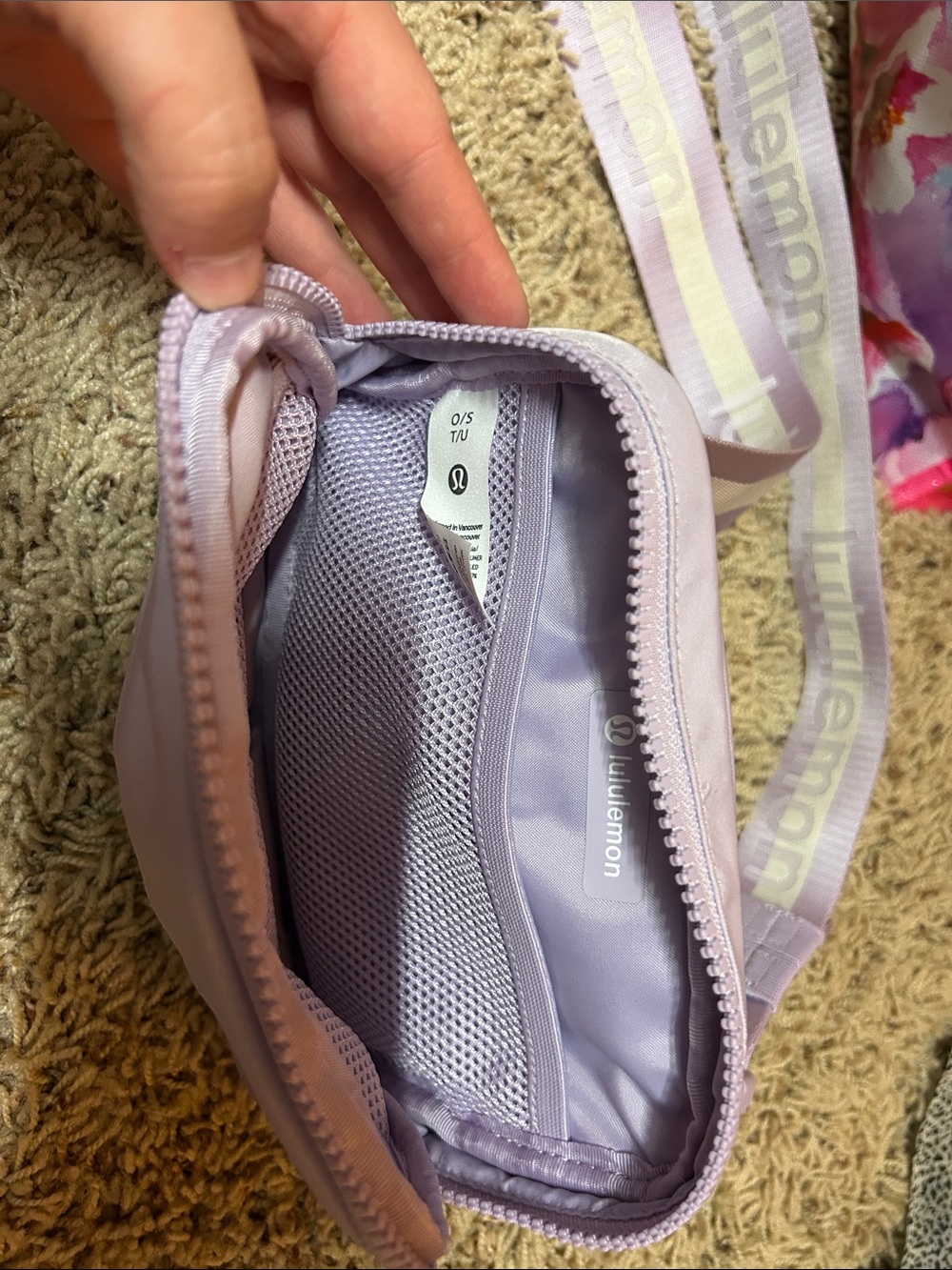 lululemon athletica Lavender/Pale Purple Crossbody Bag (everywhere belt bag) - Picture 4 of 5